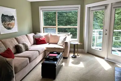 Image de Slope-side condo ski in ski out! Quiet side of resort, heated pool + 3 hot tubs