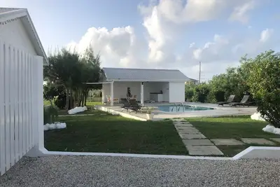 Image de Spacious and quiet home w\/pool - 5 minutes to the beach