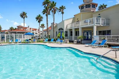 Image de Cozy Apartment with resort style pool and 5 minute walk to the beach!