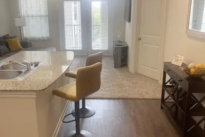 Image de Cozy Modern Unit Next to Nrg