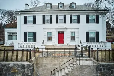 Image de 7 bedroom mansion with Elevator