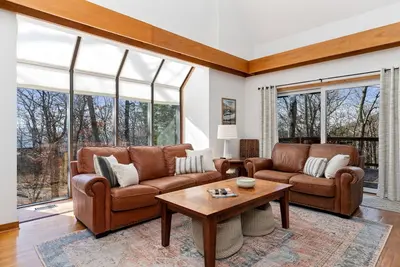 Image de Cozy chalet w/ king beds, fireplace, and hot tub. Dog-friendly! Close to hiking.
