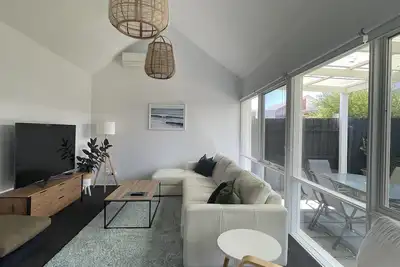 Image de Family & Pet Friendly - Only 1 Block From The Beach & Flying Fox Playground