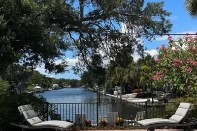 Image de Pristine Waterfront Home- Private Heated Pool, Dock, Kayaks, Firepit