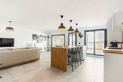 Image de Apt moderne et spacieux a\/ piscine et 2 terrasses!