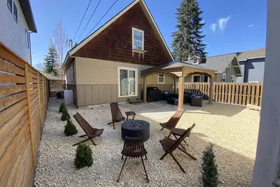 Image de Charming Sanders Beach House — short walk to downtown and beach!