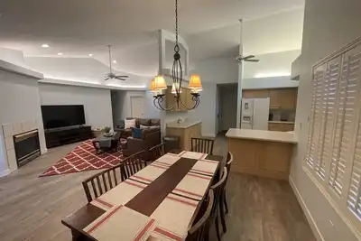 Image de Newly remodeled house - pool and pickleball