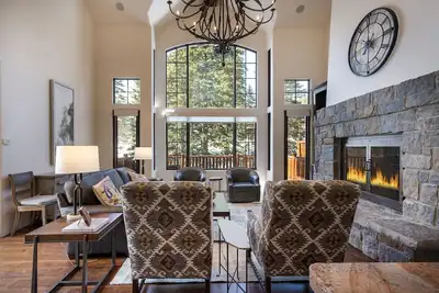 Image de Stay Montana |  Slopeside Ski-in/out Bliss - Sleeps 12