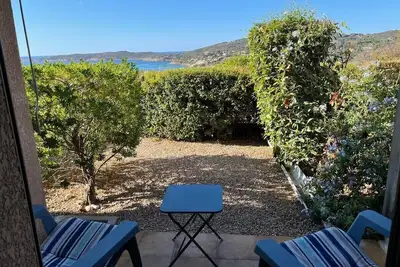 Image de Vue sur mer. Résidence de standing dans un parc fleuri. Classé 3 étoiles
