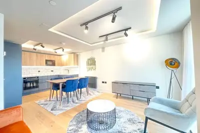 3 Bed/Bath penthouse w/Shard view