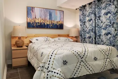 Image de 1 min to Subway Toronto Downtown - Charming Cozy welcoming 1 bedroom Apatrment