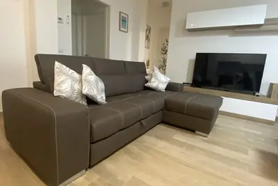 Modern sunny apartment within minutes from shops  &beach with parking for 2 cars