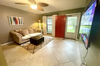 Image de Red Door Bungalow-15 minutes to Beach + Pet-Friendly!