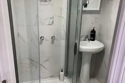 Image de Private renovated, Cozy Apt w/ Free parking
