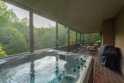Image de Fireside Retreat | Hot Tub, Game Area, Fire Pit & Mountaintop Views!