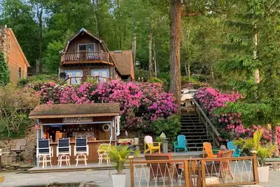 Image de Charming lakehouse on the water, 2 slip dock, full bar on the water