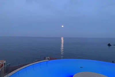 Image de Appartement toit terrasse sur la mer pieds dans l'eau clim wifi