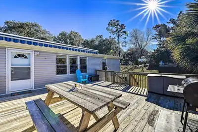 Image de Atlantic Beach Home w/ Decks & Fire Pit