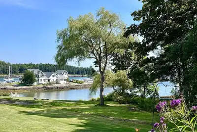 Cozy oceanfront cottage on Orr's Island