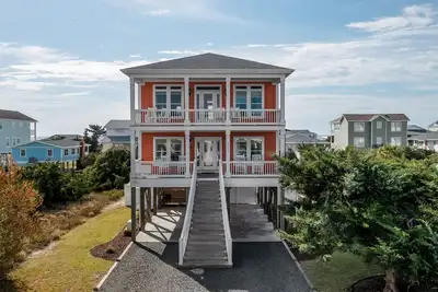 Image de \"Sandy Claws\" Tastefully decorated 4 bedroom, 3. 5 bathroom home w/ a private pool.