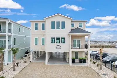 Image de This Newly Built 8 Bedroom / 8 Bathroom Luxury Oceanfront Home!