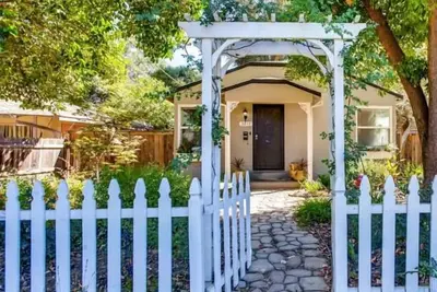 Image de Smart, Eclectic Art House near the beat.