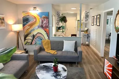 Image de Smart, Eclectic Art House near Uc Davis Med Center