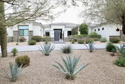 Image de Gorgeous, Well Appointed Modern Home in Prime Location