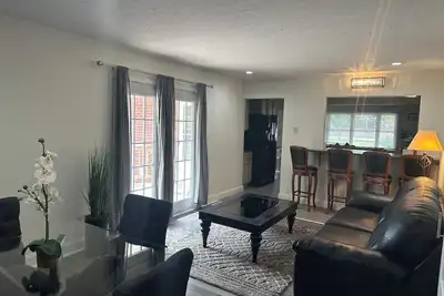 Image de Private 4 Bdrm- 3 Bths house, 5 Miles from Downtown #4 ❤️