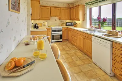 Image de Home from home - with a large garden!
