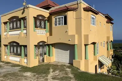 Image de Poinciana House- (5) Bed Rooms