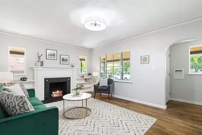 Image de Beautiful three bedroom home blocks from downtown