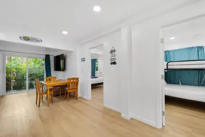 Image de Shark's Cove with Large Front and Back Deck w Bbq