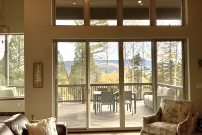 Image de Modern Mountainside Escape w\/hot tub; nearby hiking; 5 miles to the ski resort!