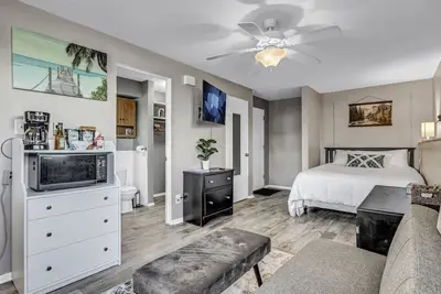 Image de Studio1120F/BigTV/Pkg/ near Chicago Outlet Mall/Downtown Aurora/Hollywood Casino
