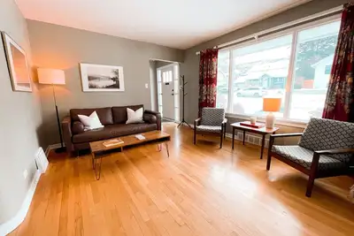 Image de Cozy Character Home in Downtown: Private Garden, Kitchen, W\/D, Den