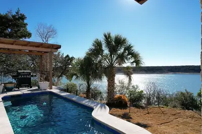 Image de Lakefront 3 Bedroom Home with Gorgeous Sunsets and Private Pool & New Spa!