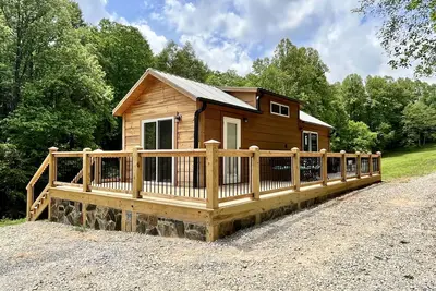 Image de Cozy Cabin on 4 acres - By I-40 - King Bed - Fenced Yard - Deck - Loft - Firepit