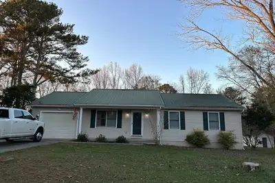3-5 mins from Goose Pond boat ramps, clean, inviting and many 5 star reviews!