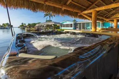 Image de Tiki Key- Waterfront Tiki Hut and Hot Tub