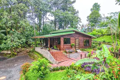 Image de The edge of the Rainforest above Rio Celeste. Only1 mile from Waterfall & Park!