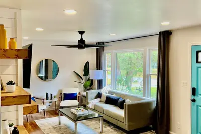 Image de Renovated + Cozy Bungalow - mins to Braves