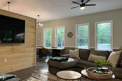 Image de Expansive Retreat - All-Season Contemporary Farmhouse  [Lakes & Mountains]