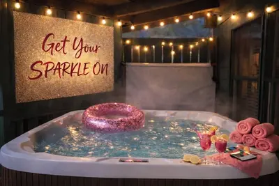 Image de Dolly Cabin, 8 Min to Dollywood, Hot Tub, Karaoke