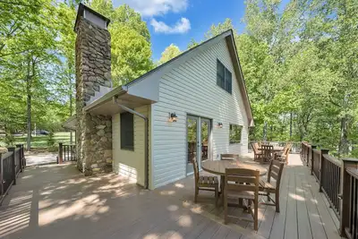 Image de Sunrise Retreat: Lakefront Home with Hot Tub