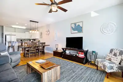 Image de Partial ocean view & 'A Stone's Throw' to shops & restaurants