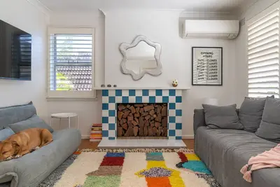 Image de Barnhill. A bright, vibrant home (700m to beach)