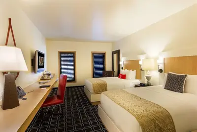 Image de In the Heart of Santana Row! Outdoor Pool, Valet Parking! Near Washington Park