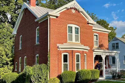 Image de Gorgeous Historic Victorian - 4 bedrooms 2 bathrooms - 4 Blocks Walk to Town