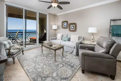 Image de Gulf-view condo with beachfront access, pool, hot tub, gym, Ac, & washer/dryer